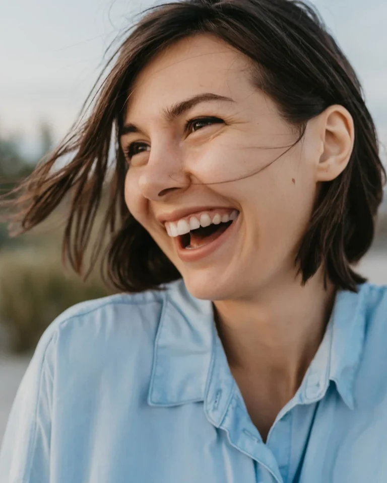 Sonrisa natural con dientes visibles